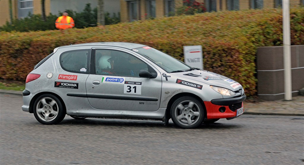 Kim og Maike Naujokat Jensen gik til makronerne på hjemmebane i deres Peugeot 206 GTI